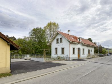 Umnutzung Bahnhofgebäude Pensier und Crissier