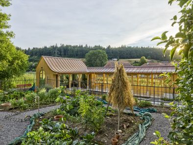 Gewächshaus und Badelaube zu einem Bauernhaus im Emmental